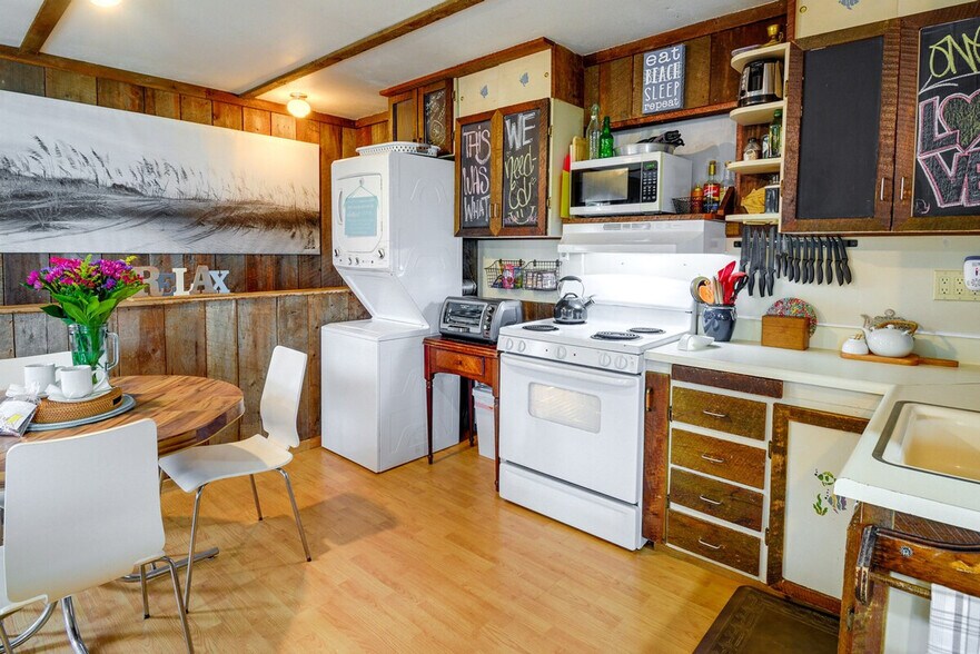 Building Photo - 4880 Railroad Ave