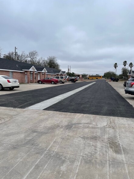 Building Photo - 5840 N Bentsen Palm Dr