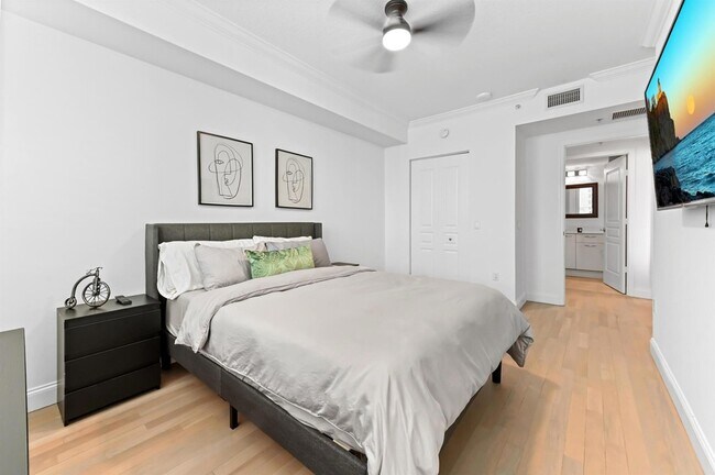 Building Photo - 350 SE 2nd St