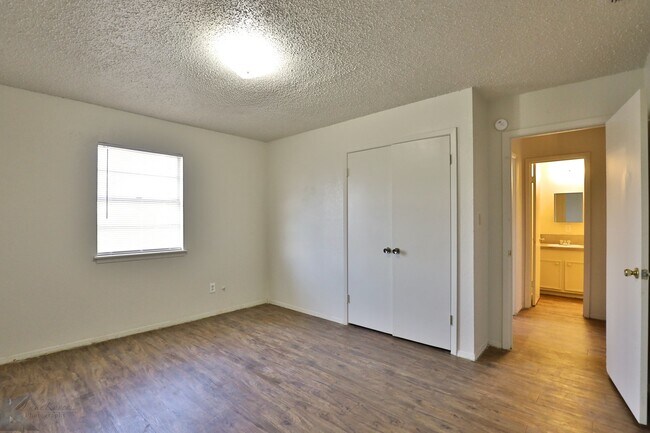 Building Photo - Adorable 2 bedroom apartment!