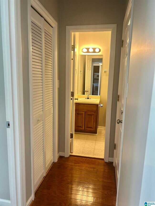 Building Photo - 2212 Ascot Ln