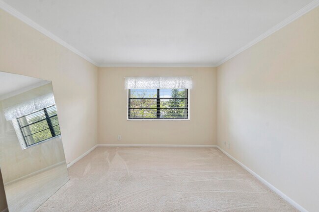 Building Photo - 126 S Cypress Rd