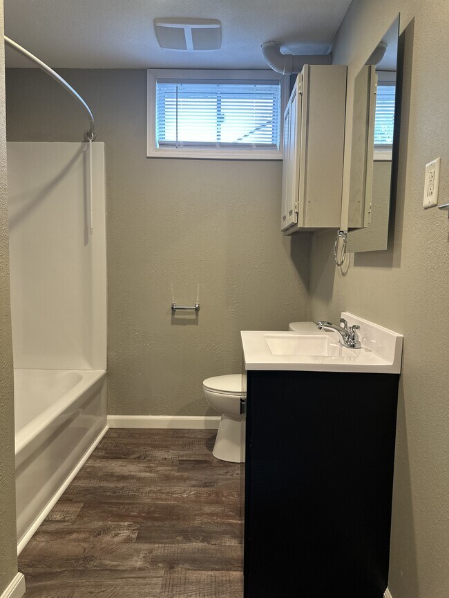 Building Photo - 602 Sara St