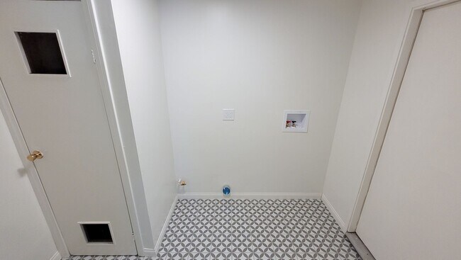 Building Photo - m6205-07