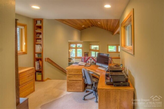 Building Photo - Move in special $1000 off first months rent / Gated Community in Awbrey Glen