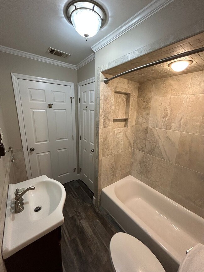 Building Photo - Charming 2 Bedroom/2.5 Bathroom home in Sandfly
