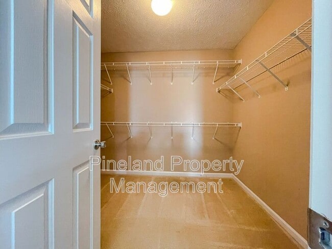 Building Photo - 395 Americana Dr