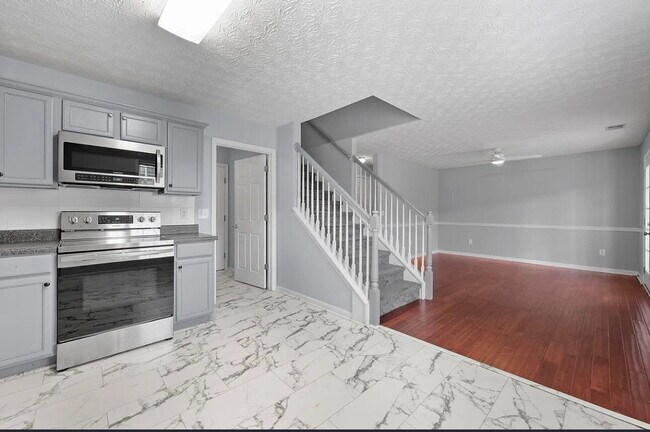 Building Photo - "Charming 3-Bed Townhouse with Hardwood Fl...