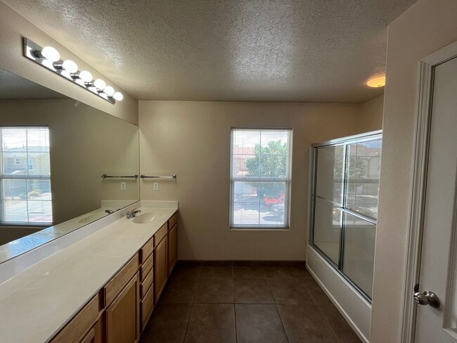 Building Photo - Spacious 3 Bedroom 2.5 Bathroom Home In Victory Hills!