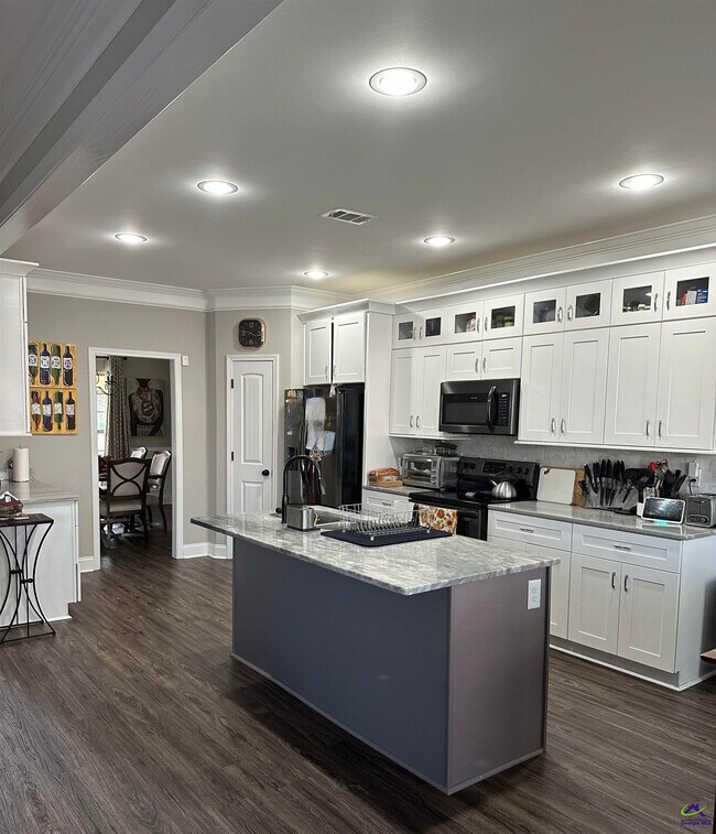 Building Photo - 201 Deven Ct