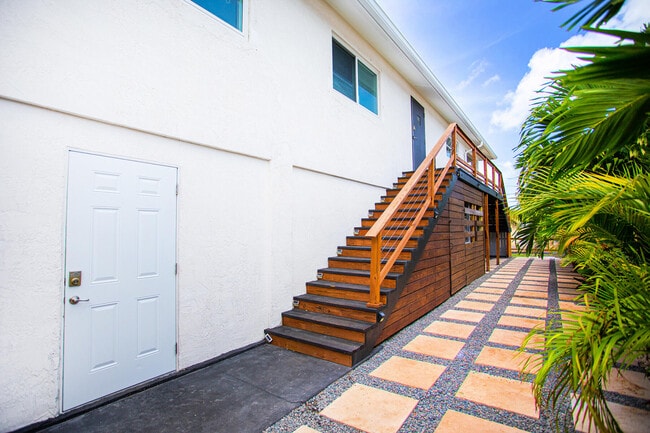 Building Photo - 1623 Venetian Dr