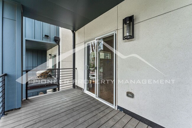 Building Photo - Spacious Townhouse with Washer/Dryer and G...