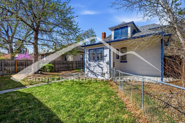 Building Photo - Beautiful Home with Fenced Yard and Washer/Dryer