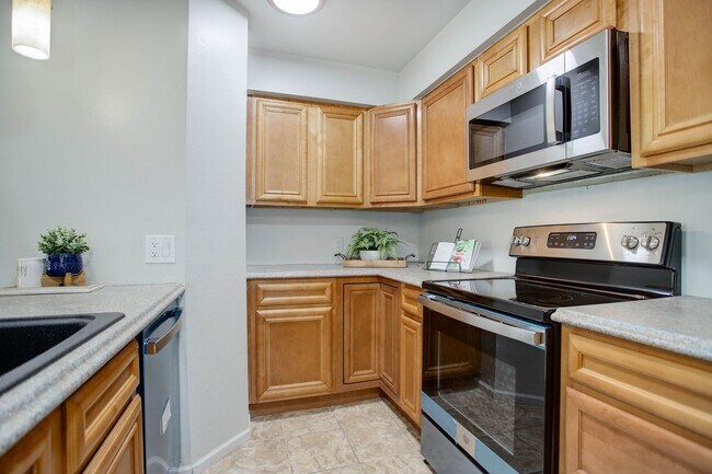 Building Photo - Penthouse level condo with views of canal and trail!