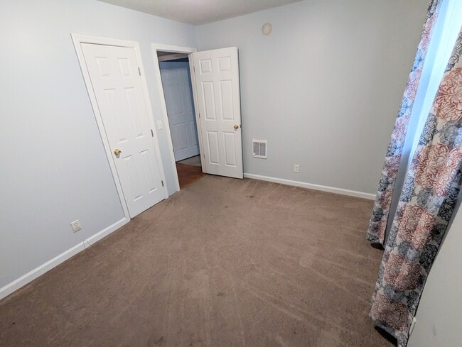 Building Photo - 3213 Lagrange Dr