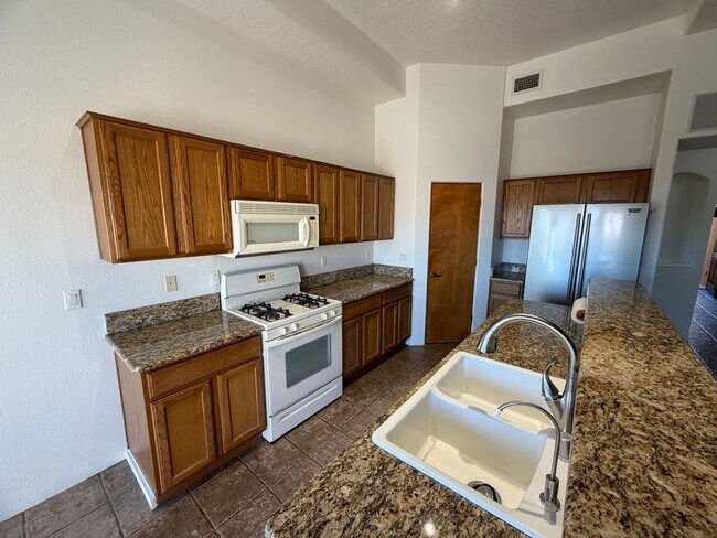 Building Photo - 3-Bedroom House!