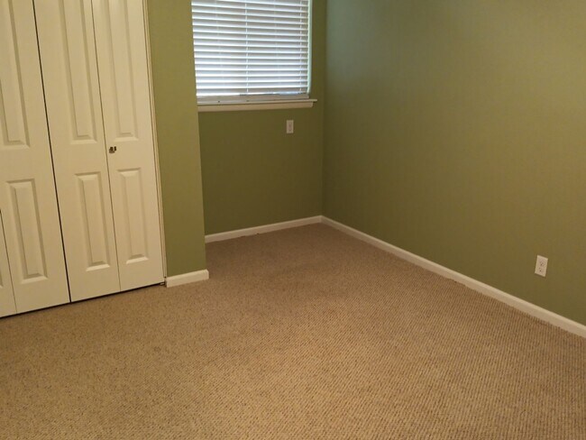 Building Photo - Stunning 4 bedroom, 2 bathroom home! Showi...