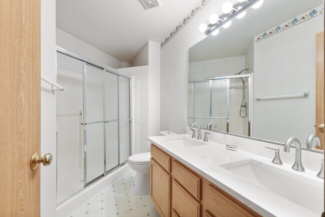 Building Photo - Spacious Townhome with Fenced In Back Yard