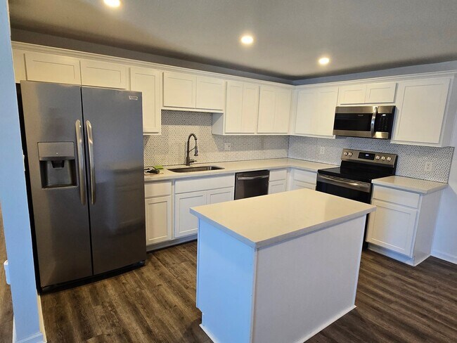 Building Photo - 3-bedroom by New Re-developed Paradise Val...