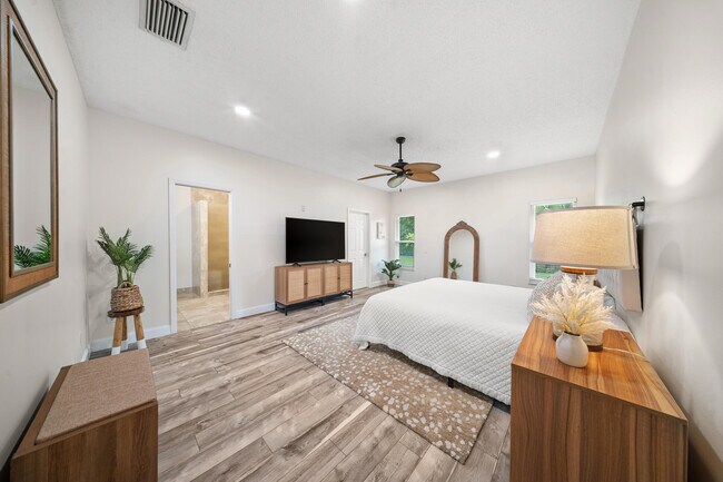 Building Photo - 7903 Plantation Lakes Dr