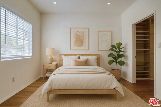 Building Photo - 852 N Poinsettia Pl