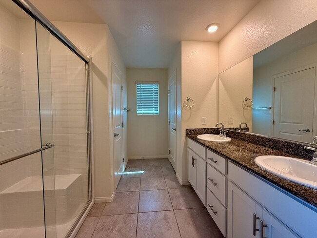 Building Photo - NEWLY UPGRADED 3 BED 2.5 BATH 2 CAR GARAGE...