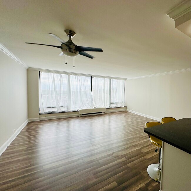 Building Photo - 5445 N Sheridan Rd