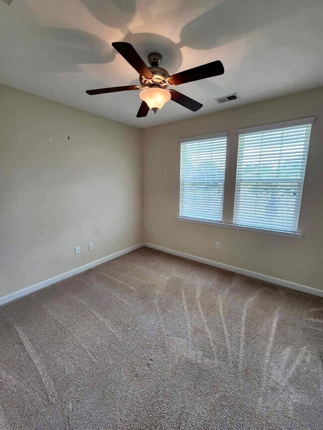 Building Photo - 909 Looking Glass Ct