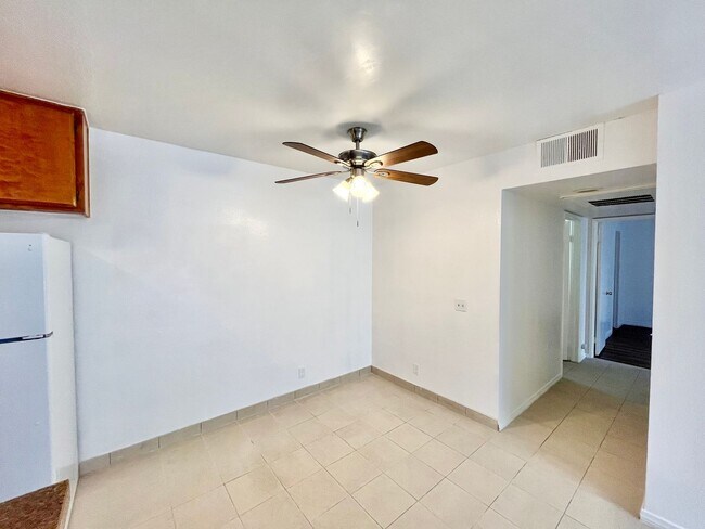 Building Photo - 3917 Spring Dr