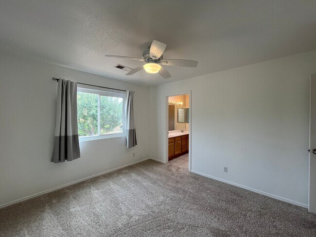 Building Photo - Gorgeous and Quiet 4 Bedroom 2.5 Bathroom ...