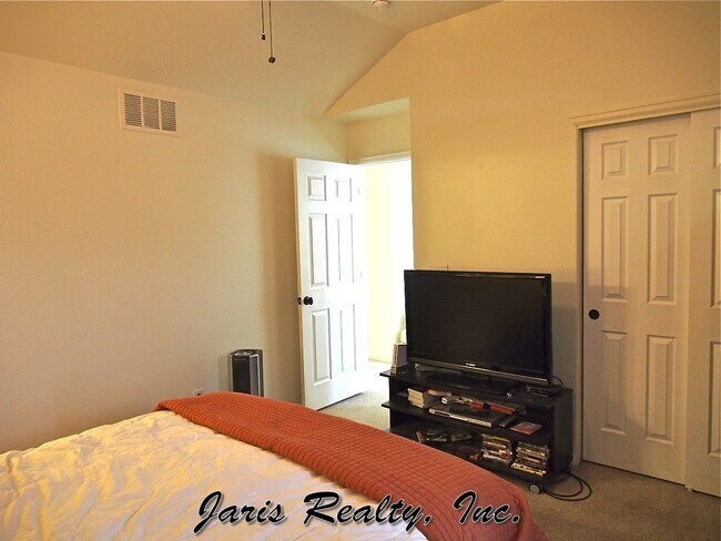 Building Photo - Fantastic Latigo Townhome Near Dining, Sho...