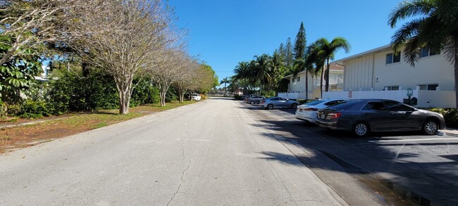 Building Photo - Perfect location in Fort Lauderdale Lovely...