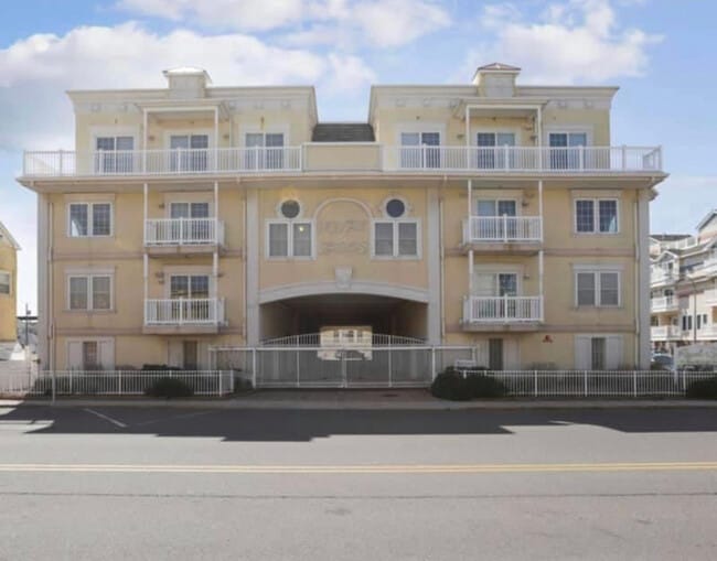 Building Photo - 15 Sumner Ave