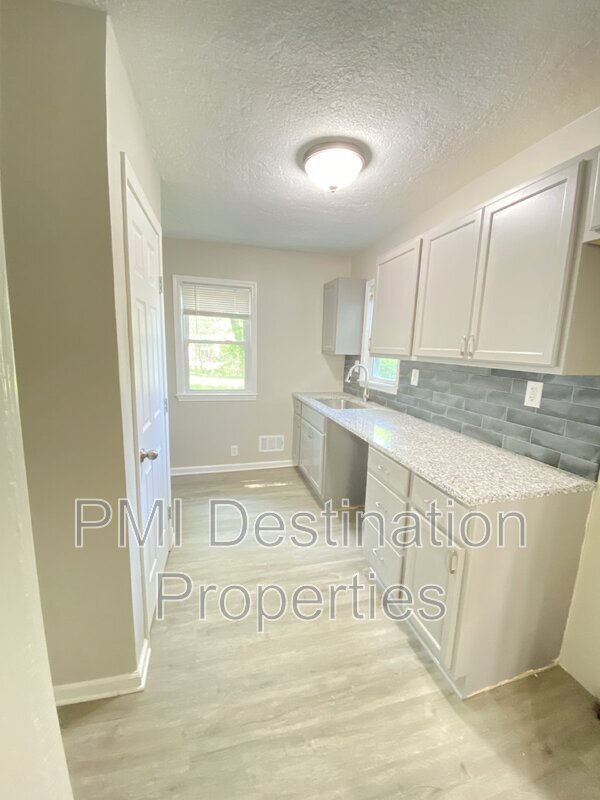 Building Photo - 5710 Hadley St