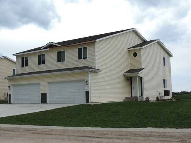 Building Photo - Large 4 Bdm 2.5 Baths Available!