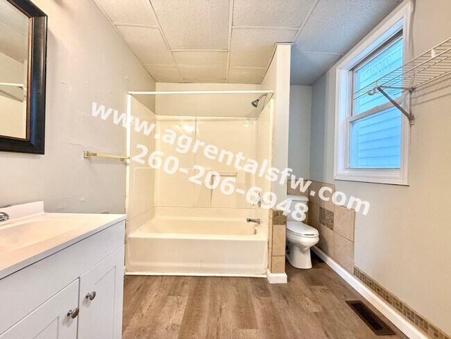 Building Photo - 3 Bedroom House