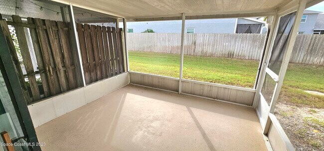 Building Photo - 810 Poinsetta Dr