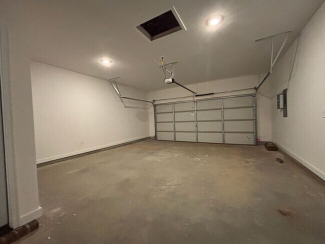 Building Photo - MOVE IN SPECIAL