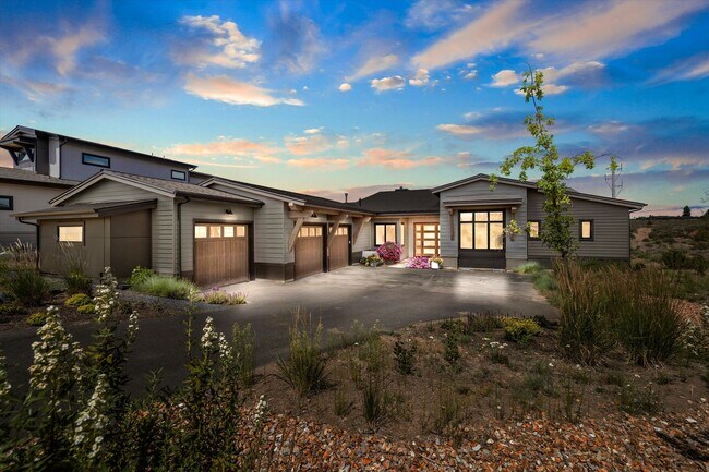 Primary Photo - Tetherow Luxury 4 Bedroom Home