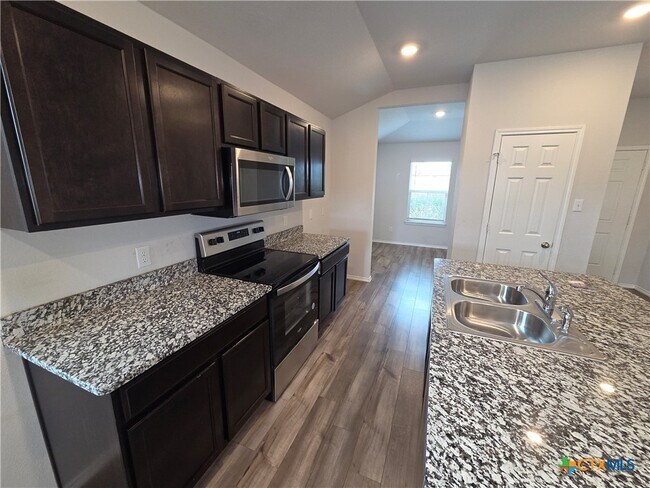 Building Photo - 1049 Velvet Ct