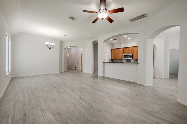 Building Photo - 18302 N Elizabeth Shore Loop