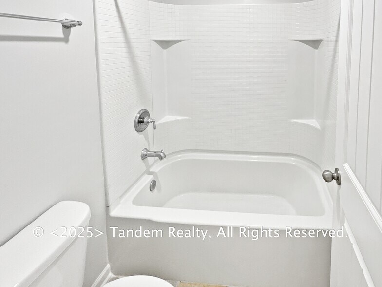 Building Photo - 8020 Forest Hills Dr