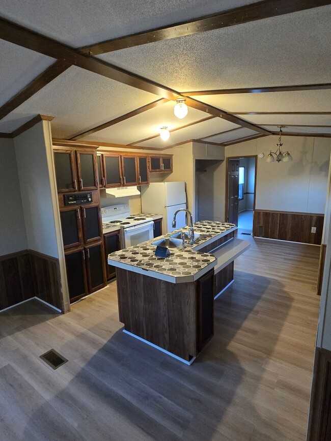 Building Photo - 3 bedroom, 2 bath Mobile Home in Yorktowne