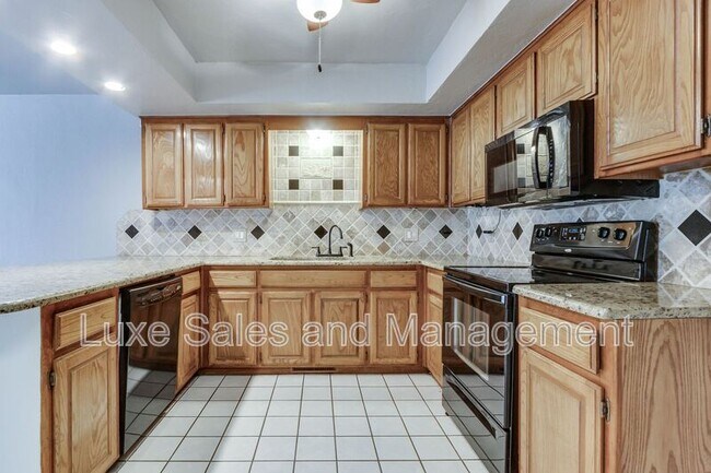Building Photo - 13813 Fairhill Ave