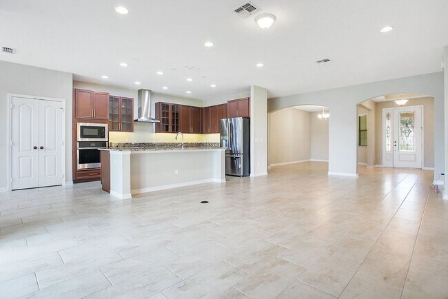 Building Photo - Spacious 4 Bed 3 Bath Home