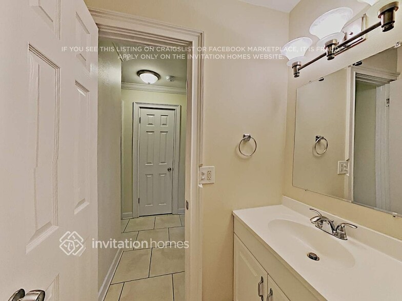 Building Photo - 2219 25th Ave W