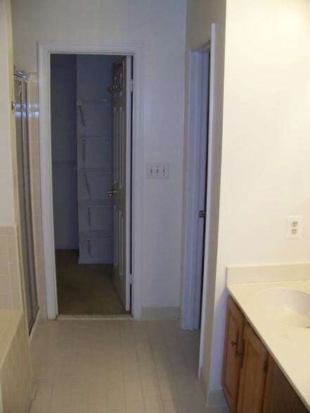 Building Photo - 14208 Greenview Dr