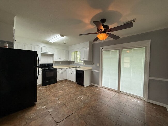 Building Photo - 3 bed, 2 bath home with back yard and one ...