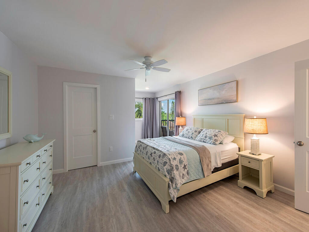 Master Suite, King bed, walk-in closet, office nook opens to lanai - 555 Park Shore Dr