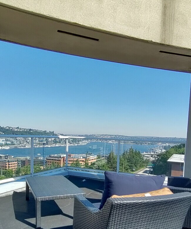 Roof Top - 530 Melrose Ave E